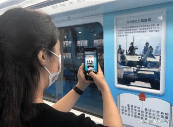 一位市民章先生乘坐地铁6号线时,注意到整个车厢内的广告位置挂满了
